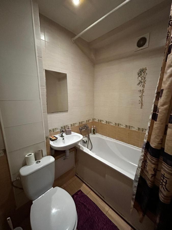 Apartment Near Train Station And Close To City Center Kiev Eksteriør billede