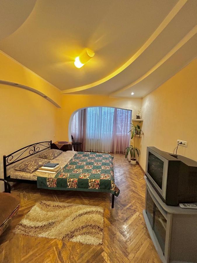 Apartment Near Train Station And Close To City Center Kiev Eksteriør billede