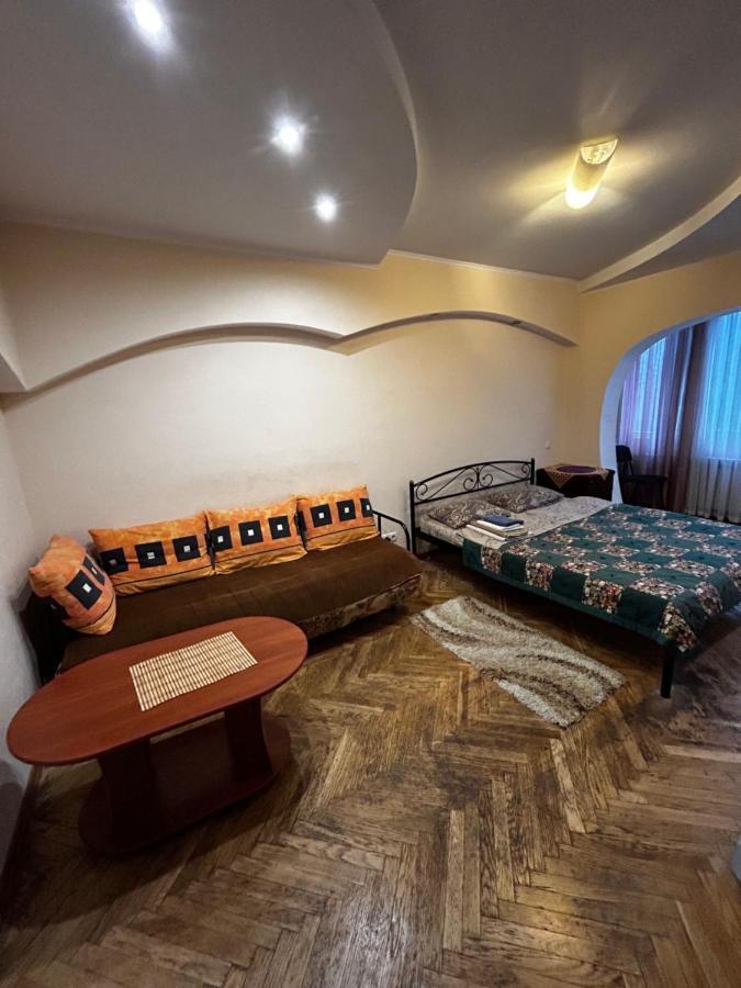 Apartment Near Train Station And Close To City Center Kiev Eksteriør billede